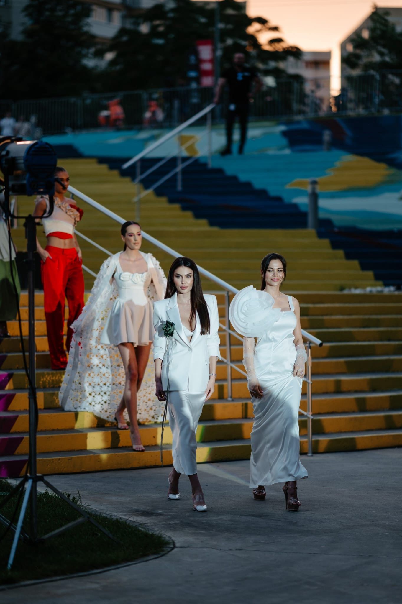 Surorile Luciu: Eleganta, carisma si forta feminina pe podiumul colectiei semnate Anna Roman