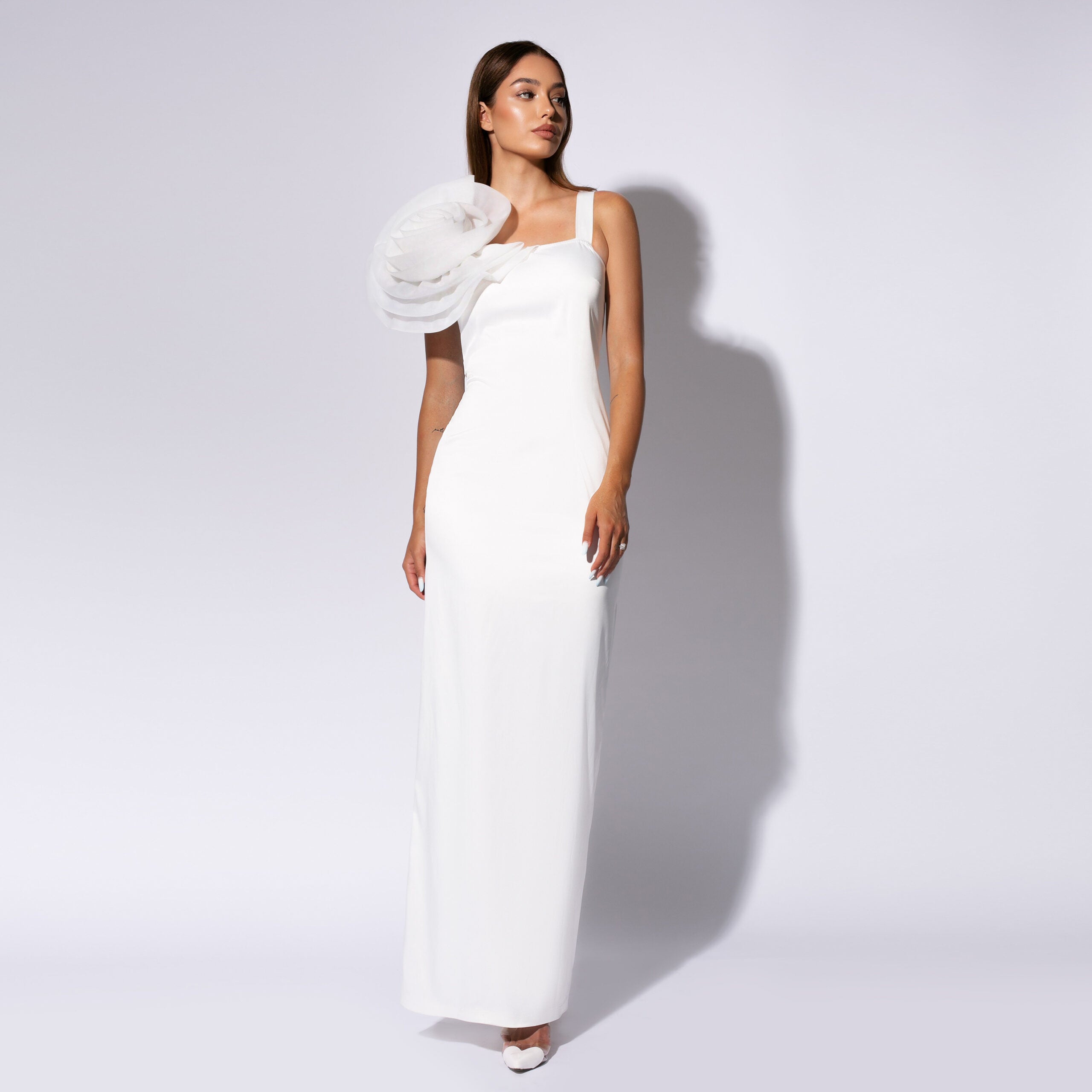 Rochie accesorizată cu o floare pe umăr