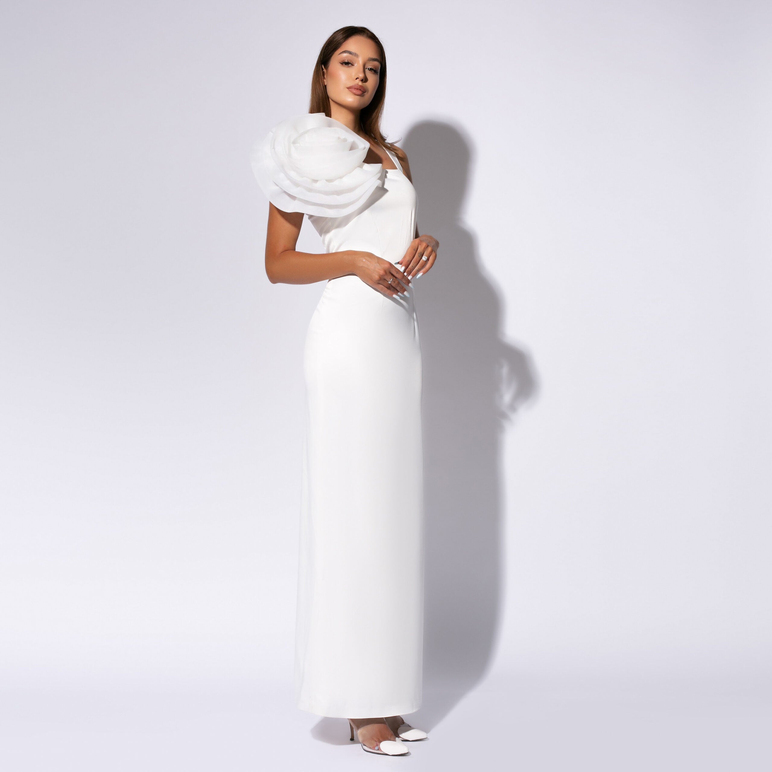 Rochie accesorizată cu o floare pe umăr