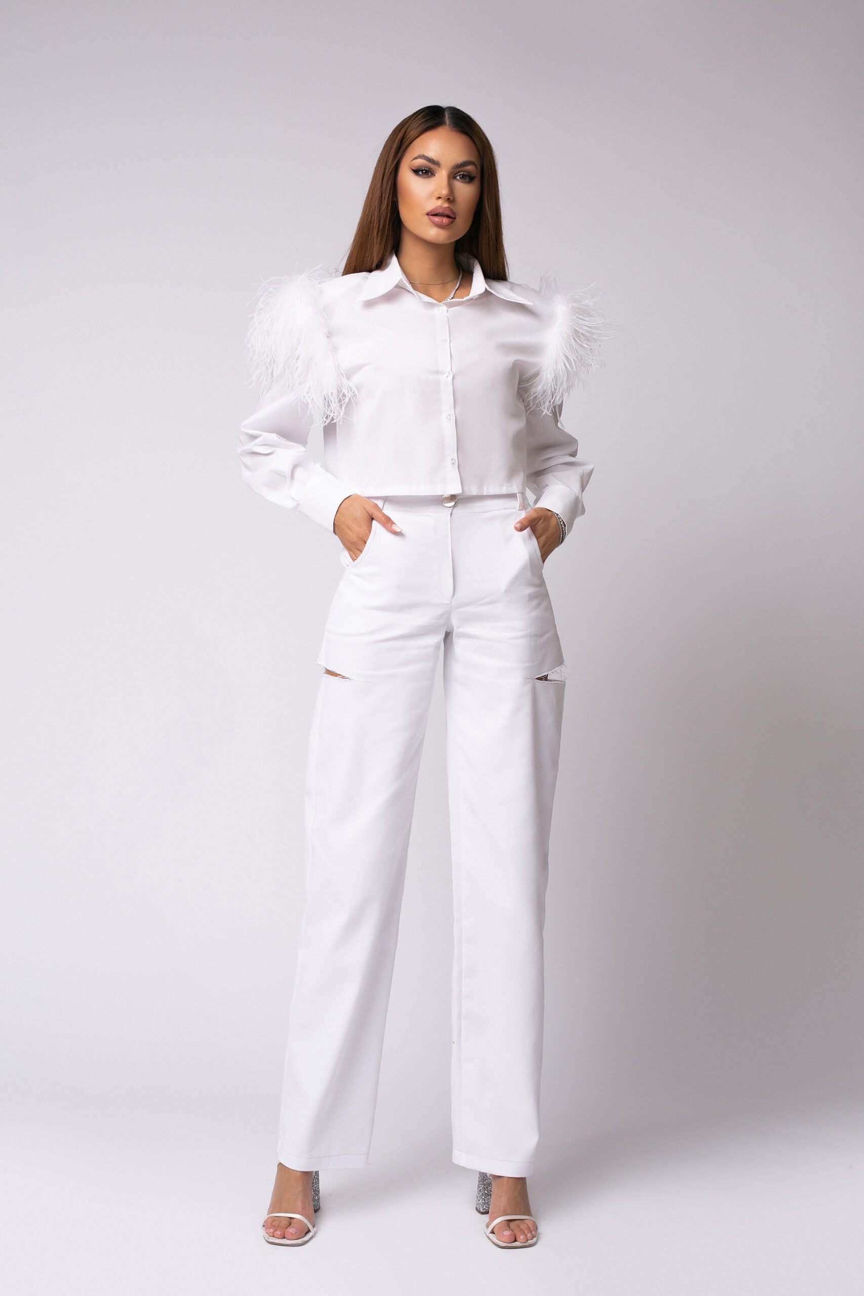 WHITE JEANS–CUT OUT