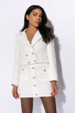 Costum elegant alb cu nasturi bijuterie