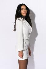 Costum elegant alb cu nasturi bijuterie - imagine 3