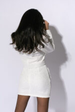Costum elegant alb cu nasturi bijuterie - imagine 5